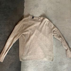 Cream Sweater for sail, lightly worn and good fit.